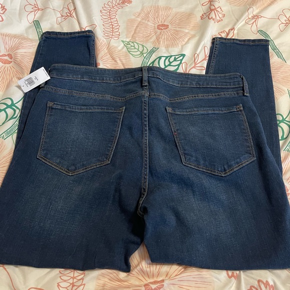 Old Navy Women's Dark Blue Jeans . Mid rise Rockstar jeans. New with tag . - Picture 2 of 4